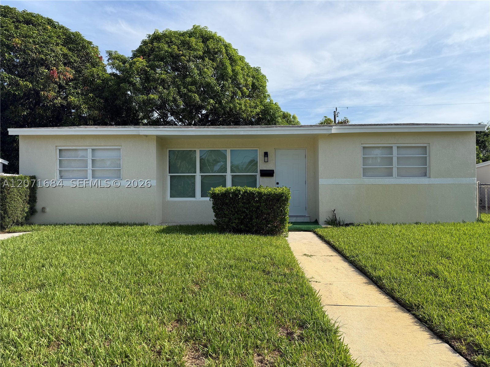 1240 W 26th Ct