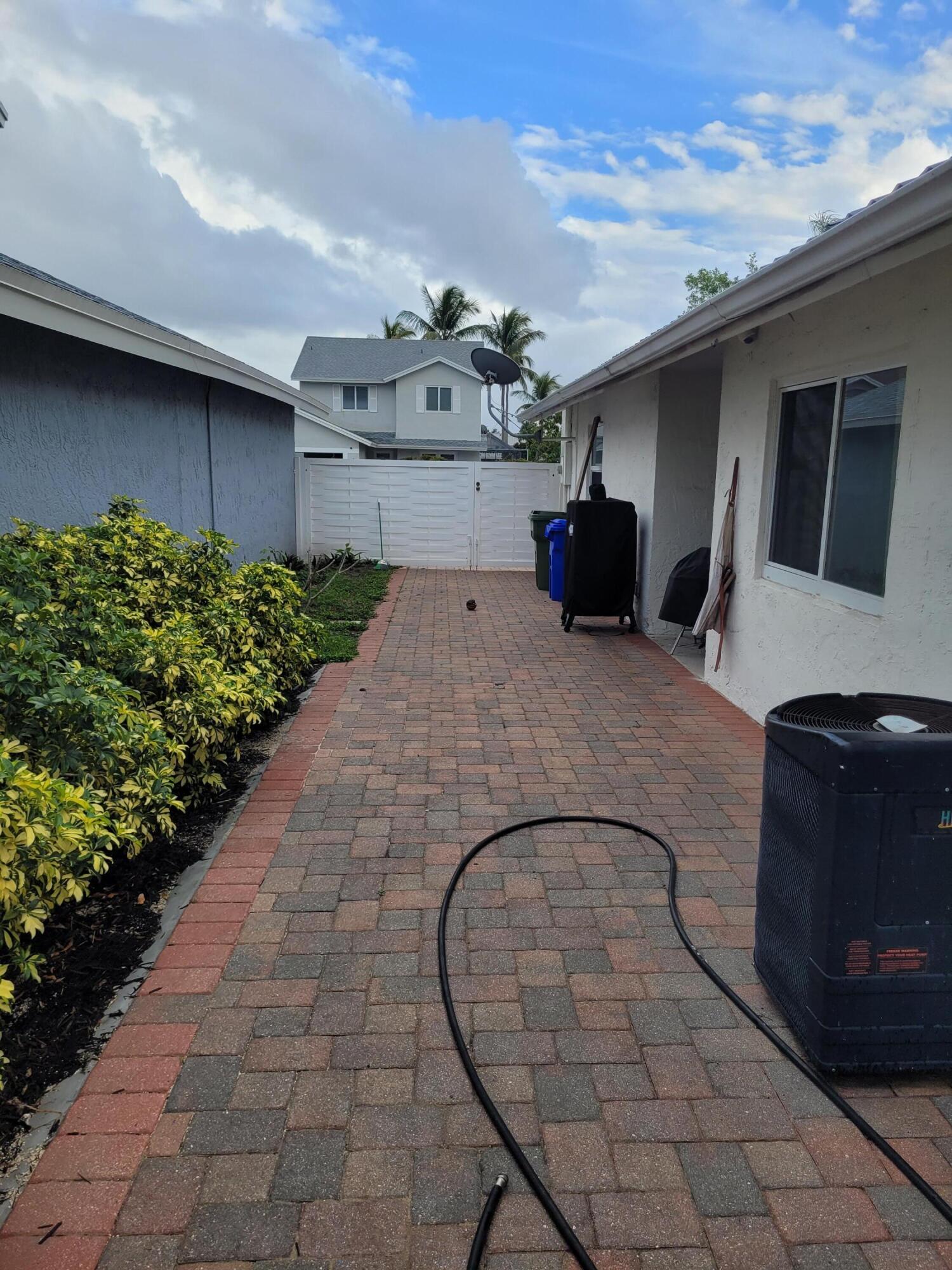 9651 SW 9th Pembroke Pines, FL 33025