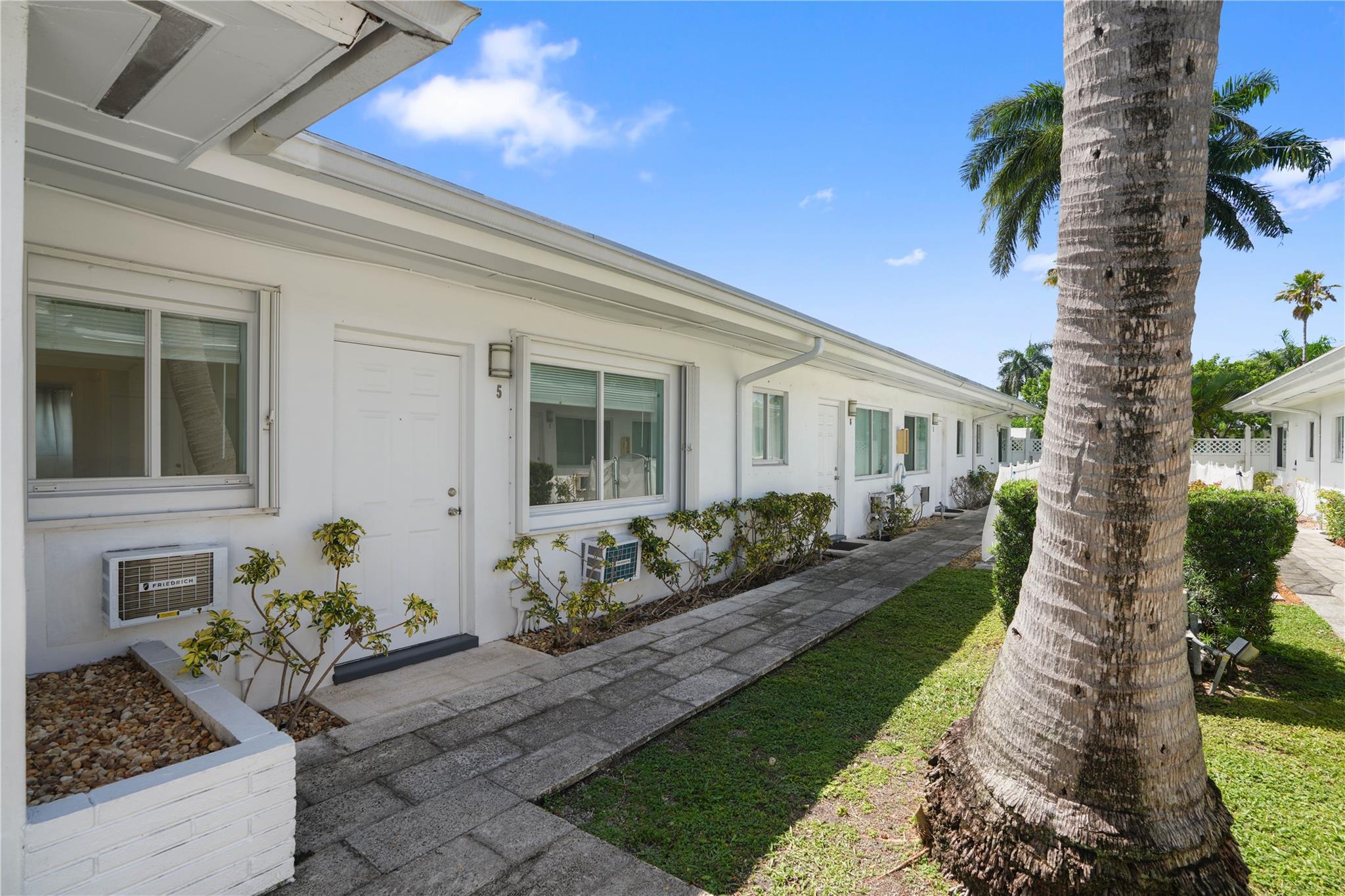 932 Moffett St #5