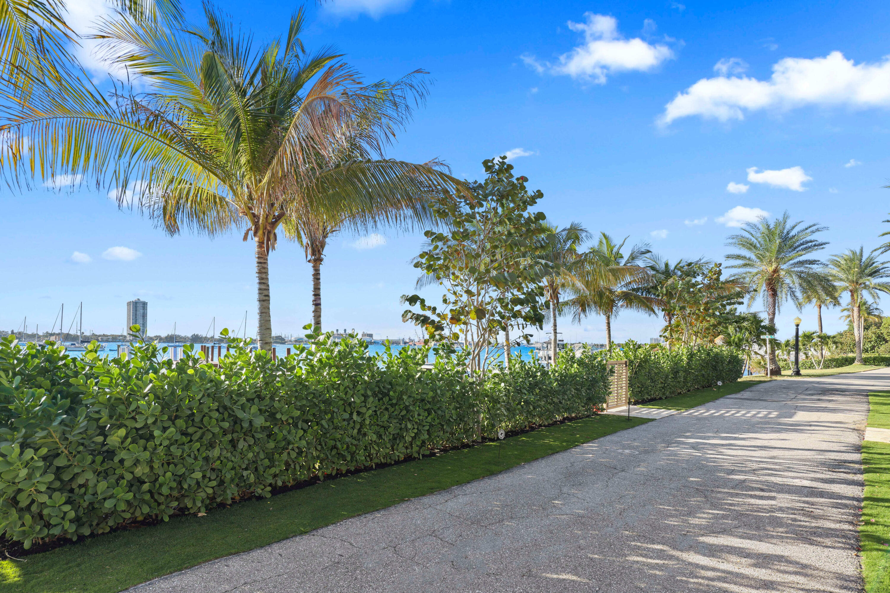 1265 N Lake Palm Beach, FL 33480