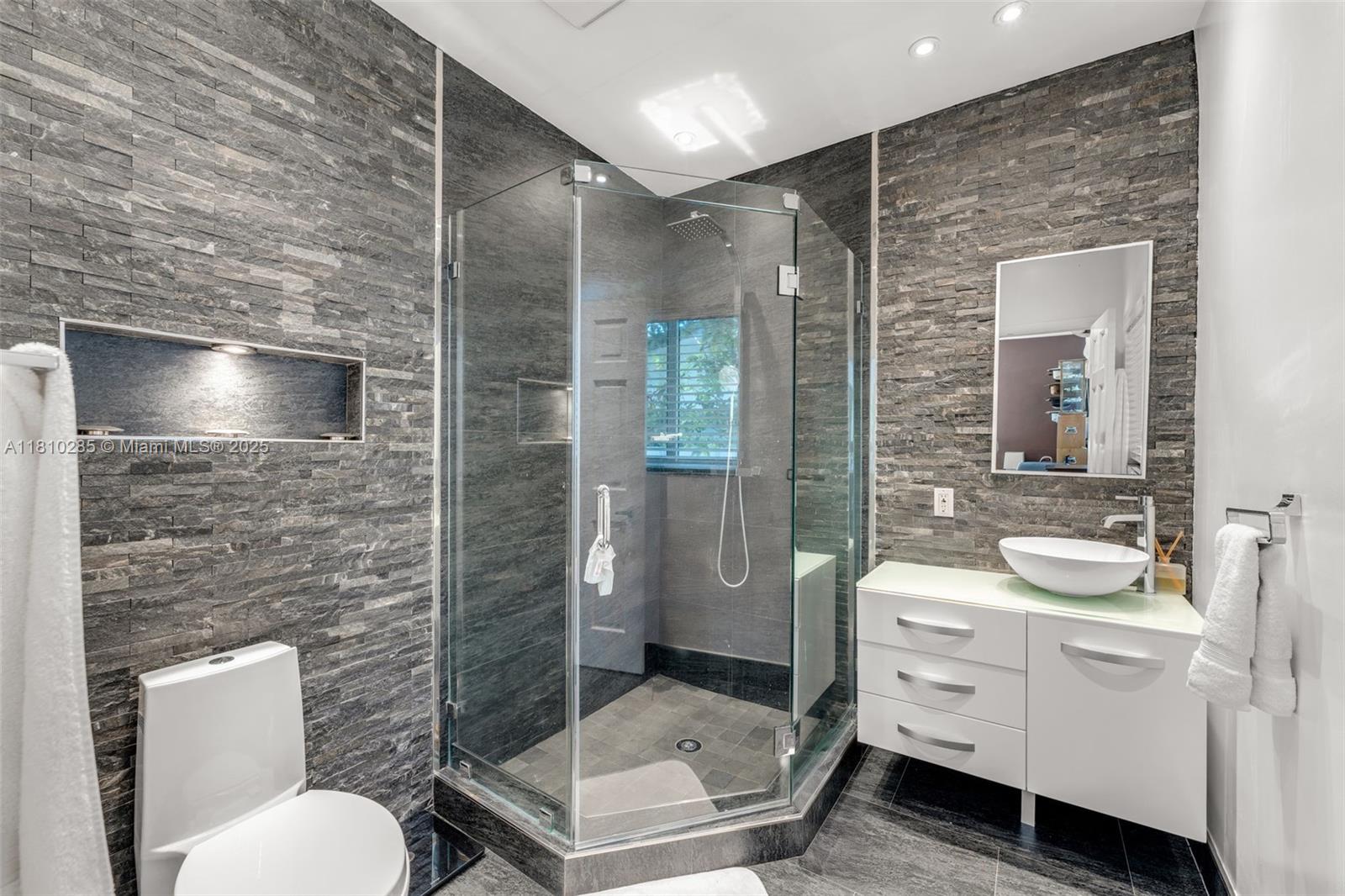 259 E Shore Dr Miami, FL 33133