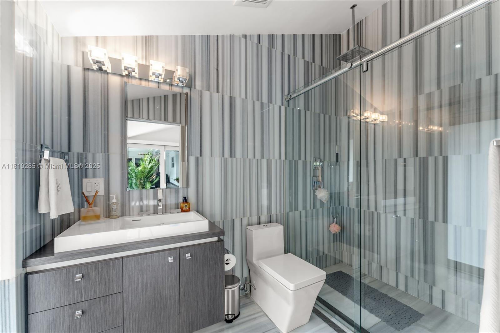 259 E Shore Dr Miami, FL 33133