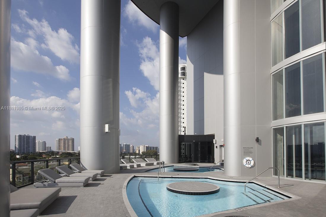 image Porsche Design Tower68