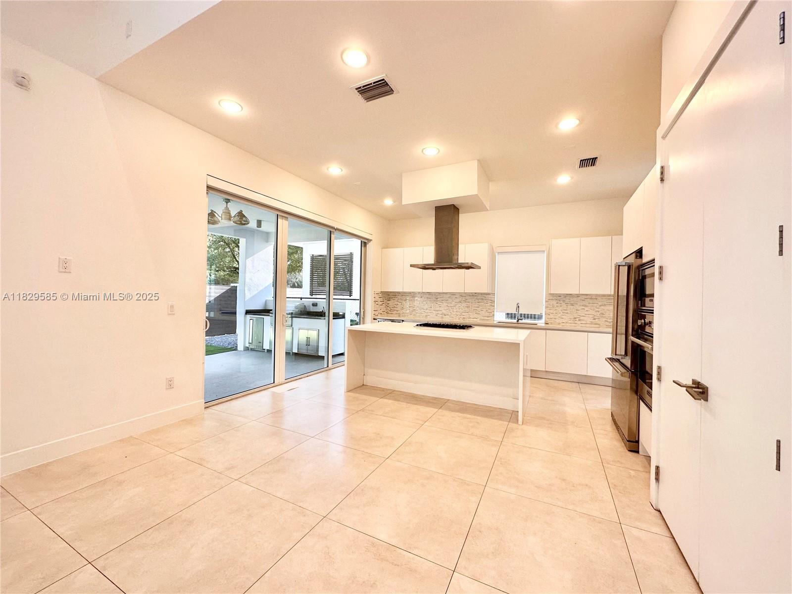 10258 NW 74th Ter Doral, FL 33178