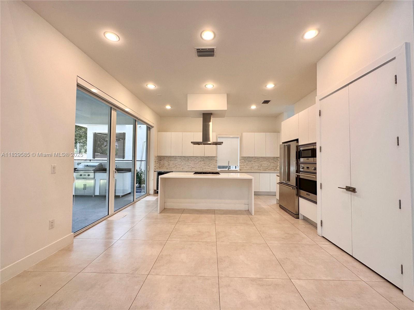 10258 NW 74th Ter Doral, FL 33178