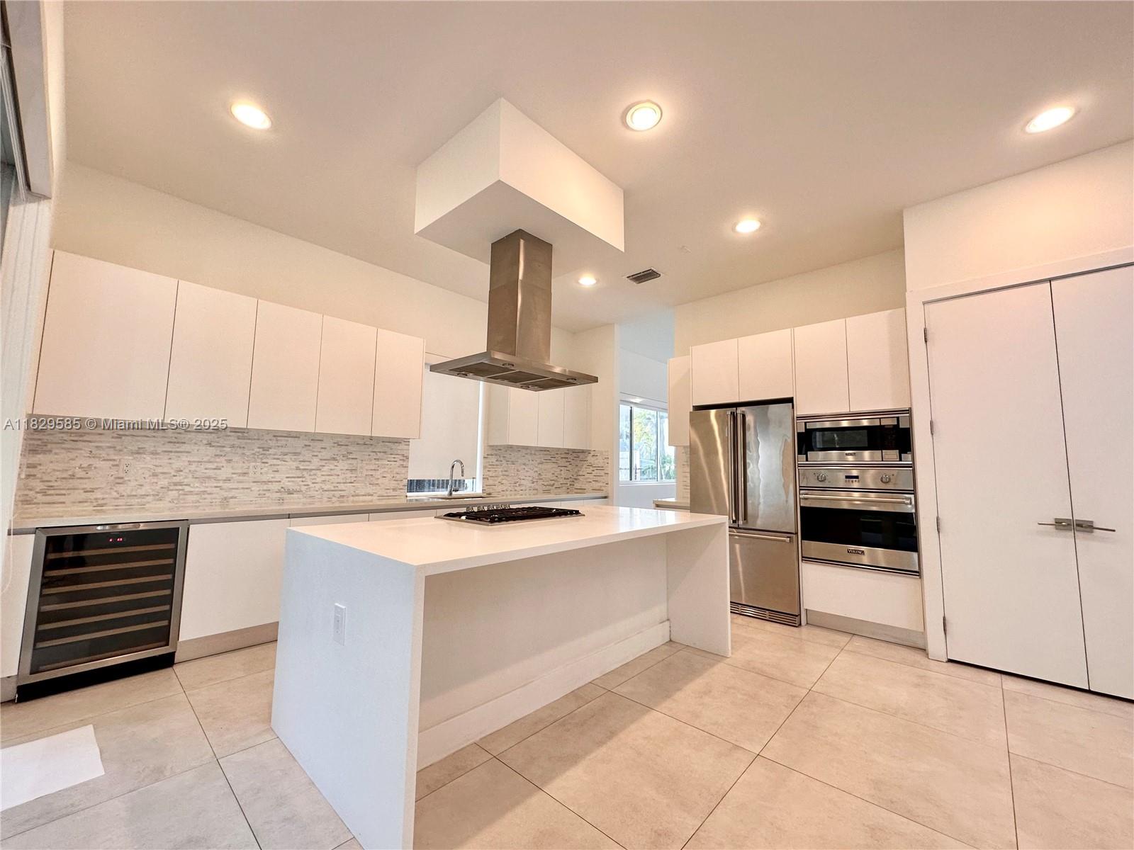 10258 NW 74th Ter Doral, FL 33178