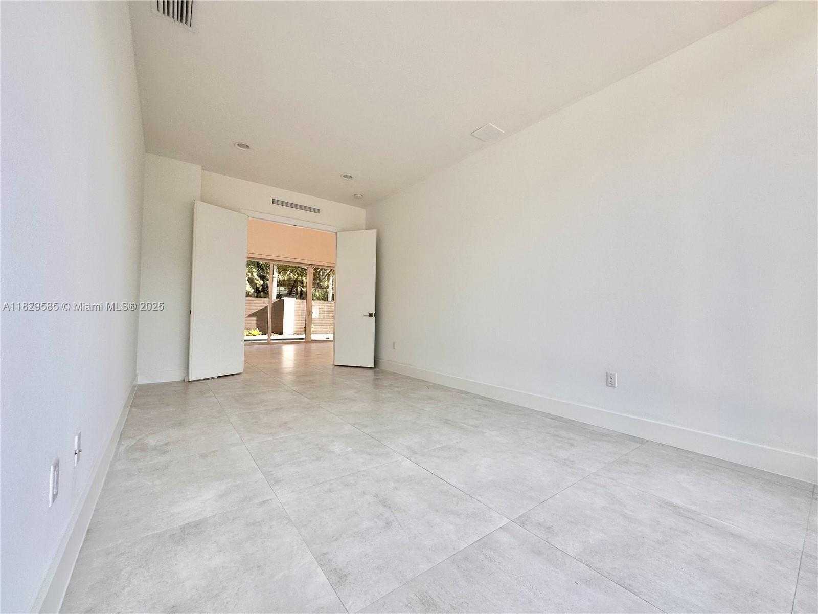 10258 NW 74th Ter Doral, FL 33178