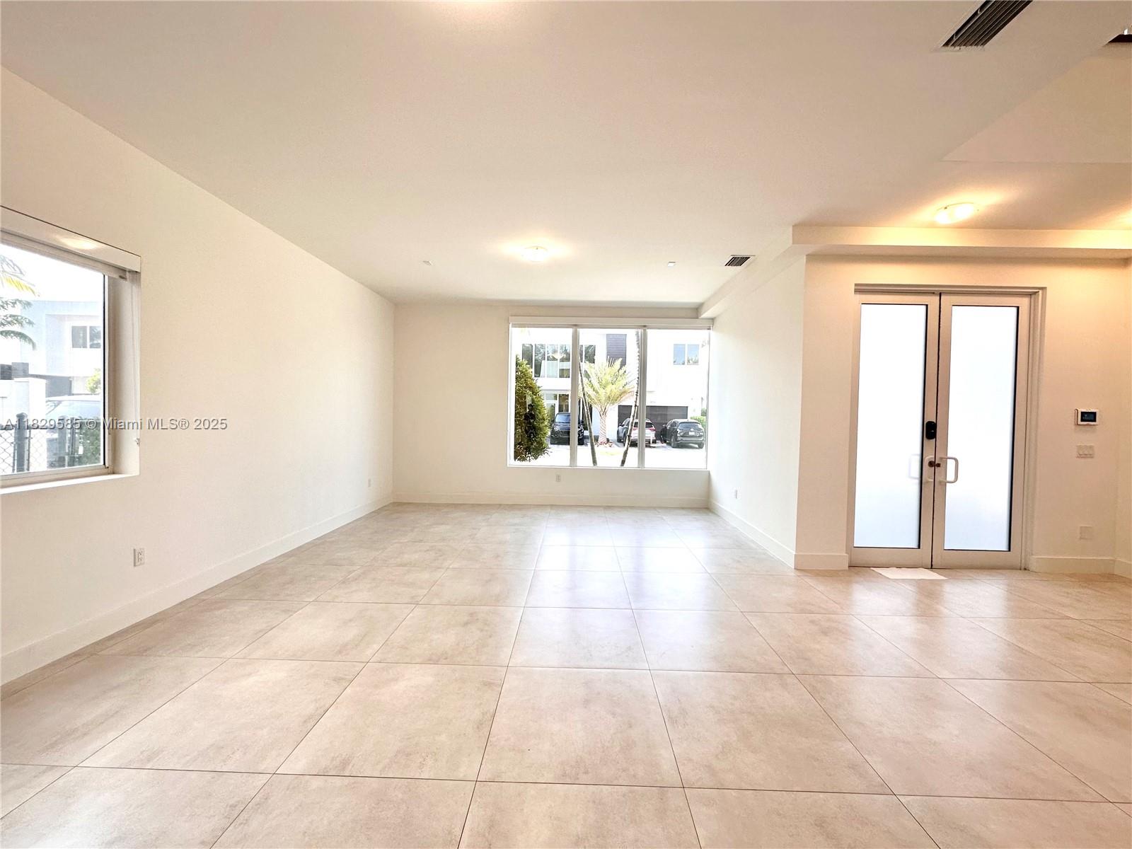 10258 NW 74th Ter Doral, FL 33178