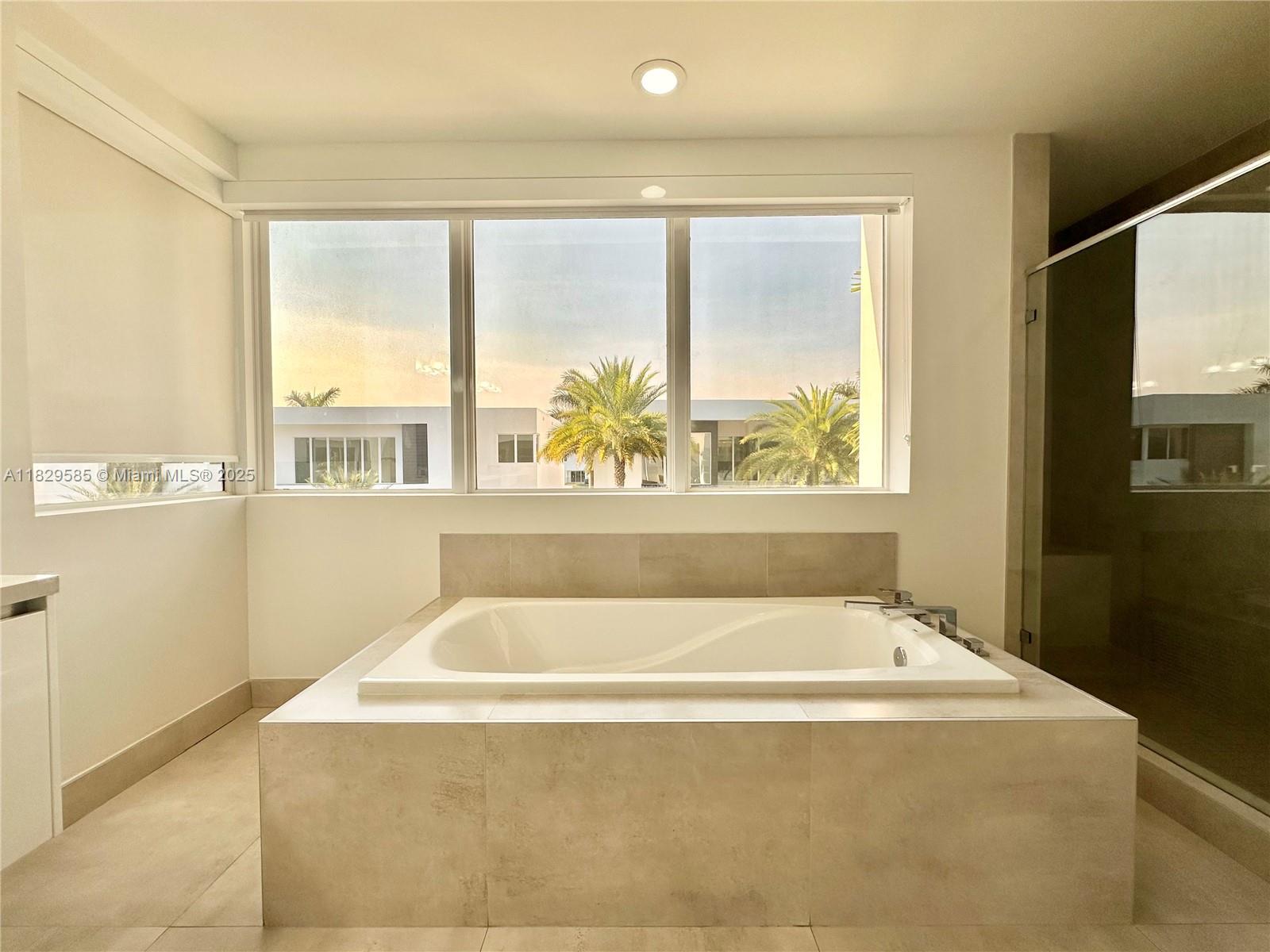 10258 NW 74th Ter Doral, FL 33178