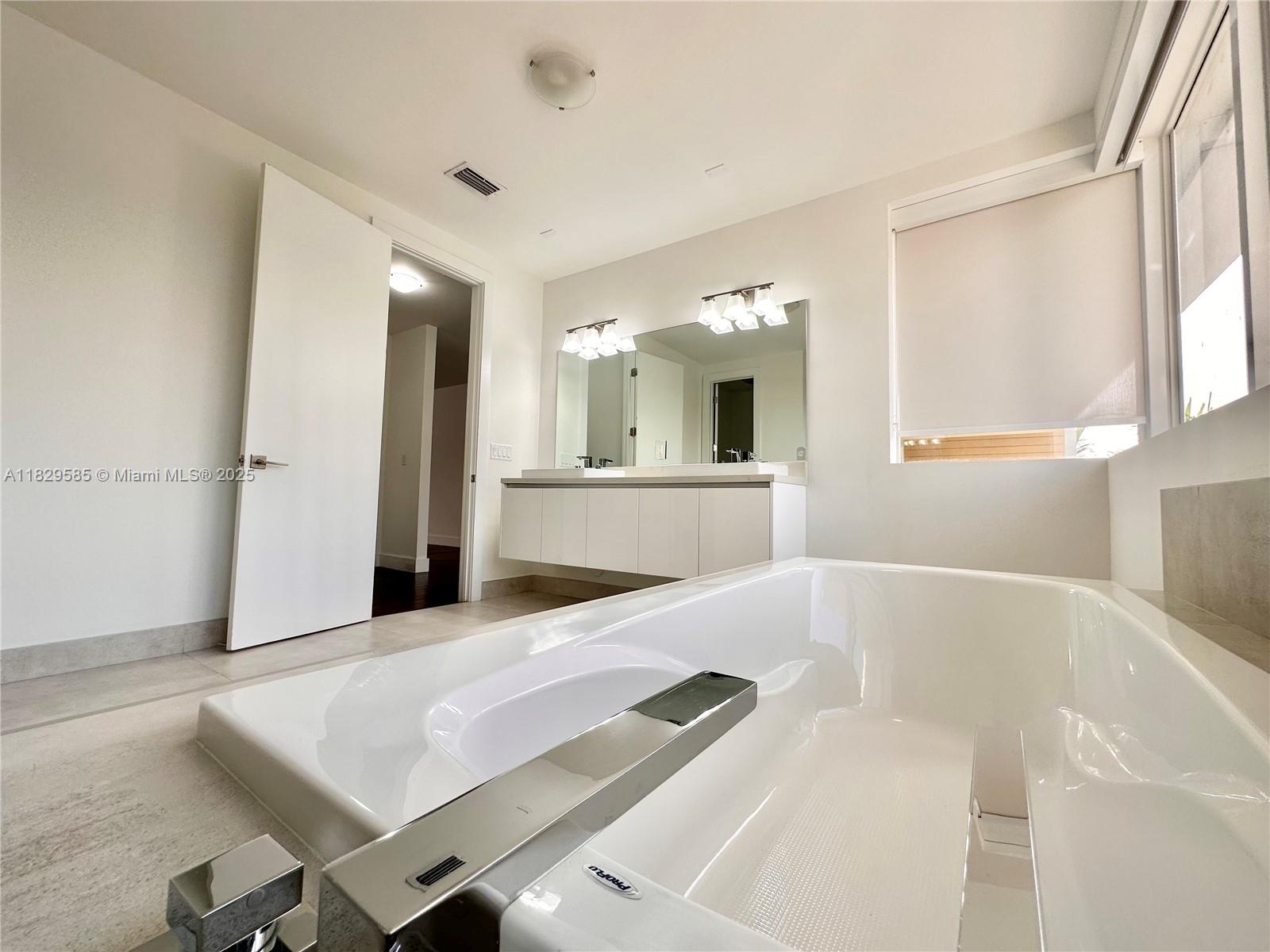 10258 NW 74th Ter Doral, FL 33178