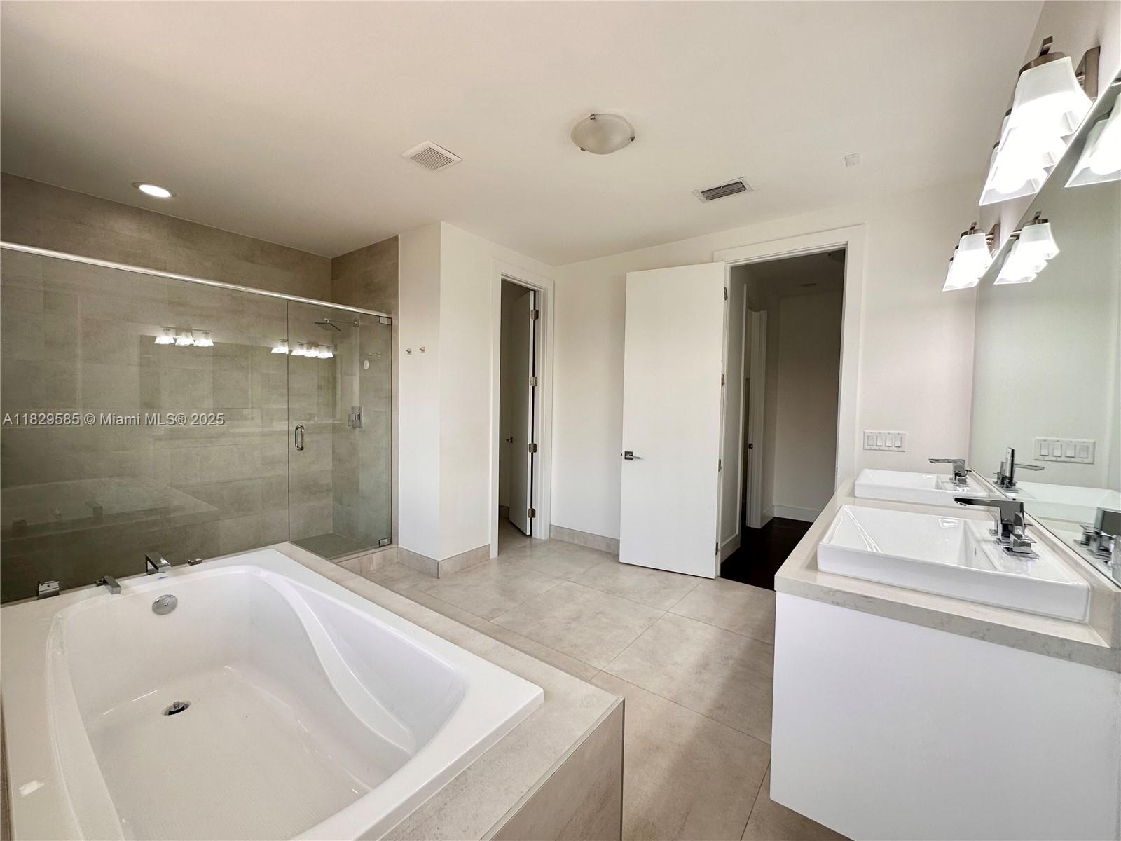 10258 NW 74th Ter Doral, FL 33178