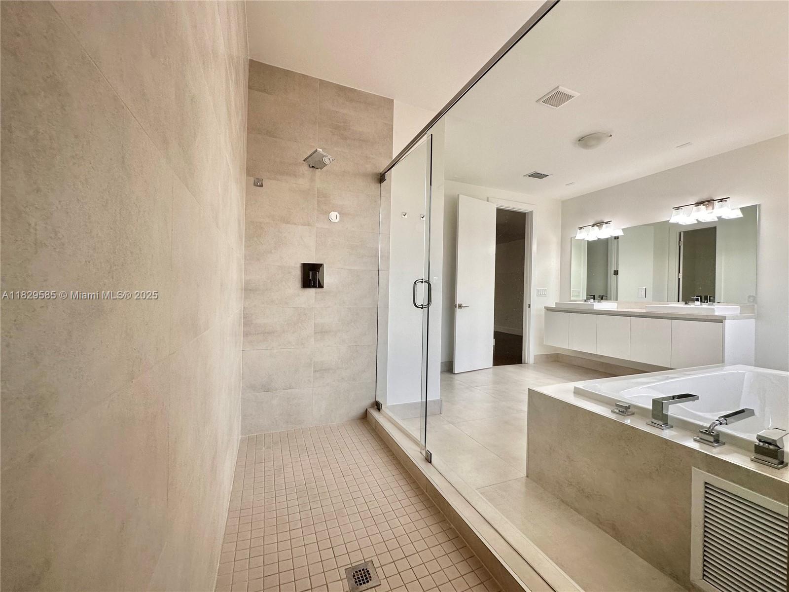 10258 NW 74th Ter Doral, FL 33178