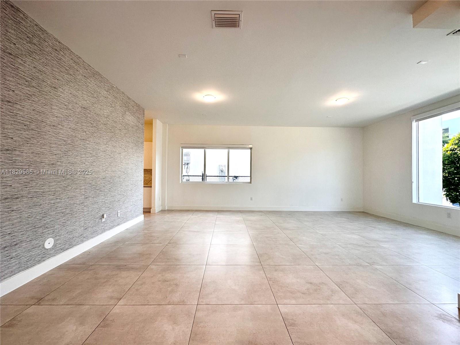 10258 NW 74th Ter Doral, FL 33178