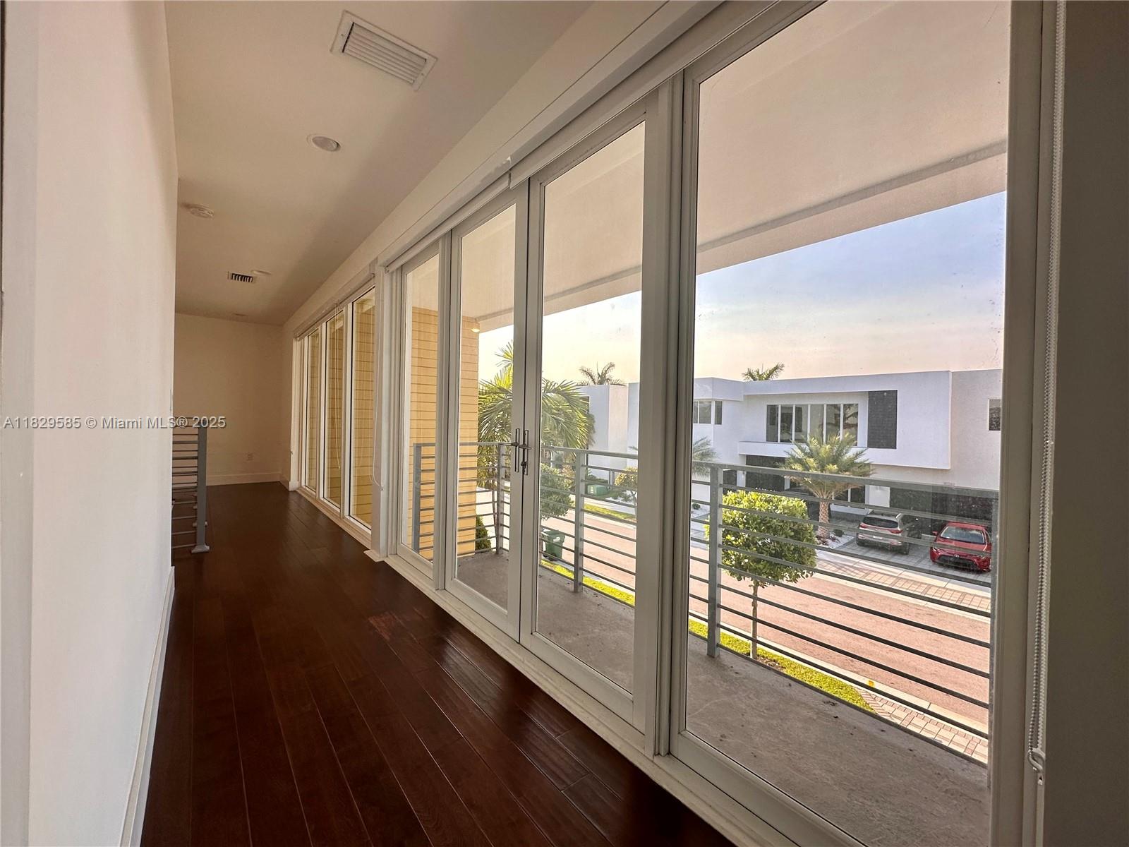 10258 NW 74th Ter Doral, FL 33178