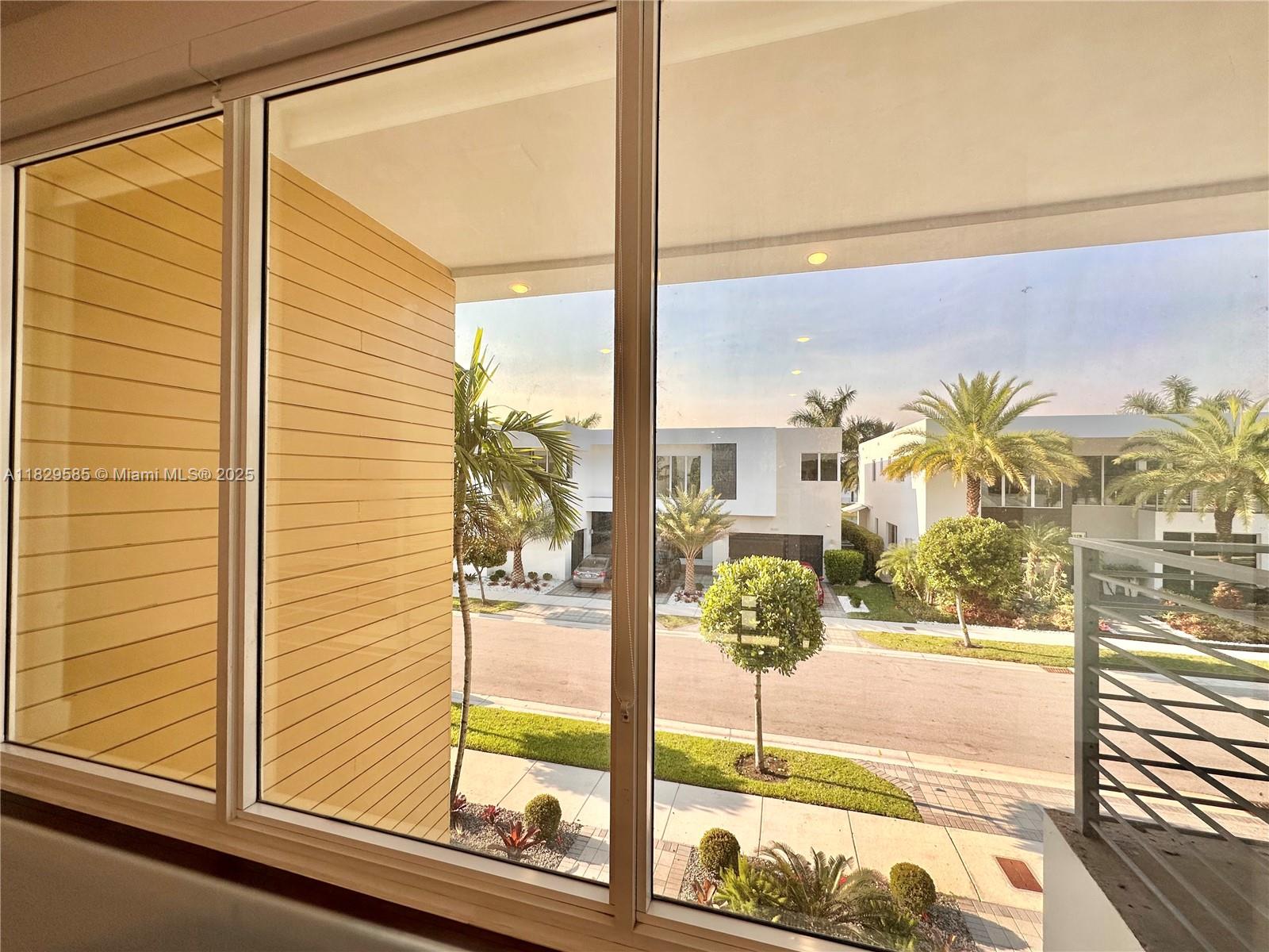 10258 NW 74th Ter Doral, FL 33178