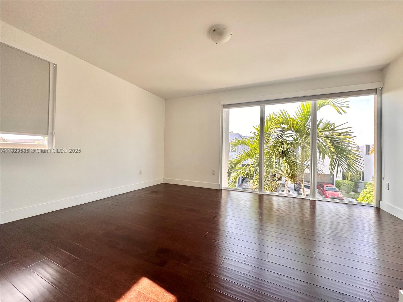 10258 NW 74th Ter Doral, FL 33178