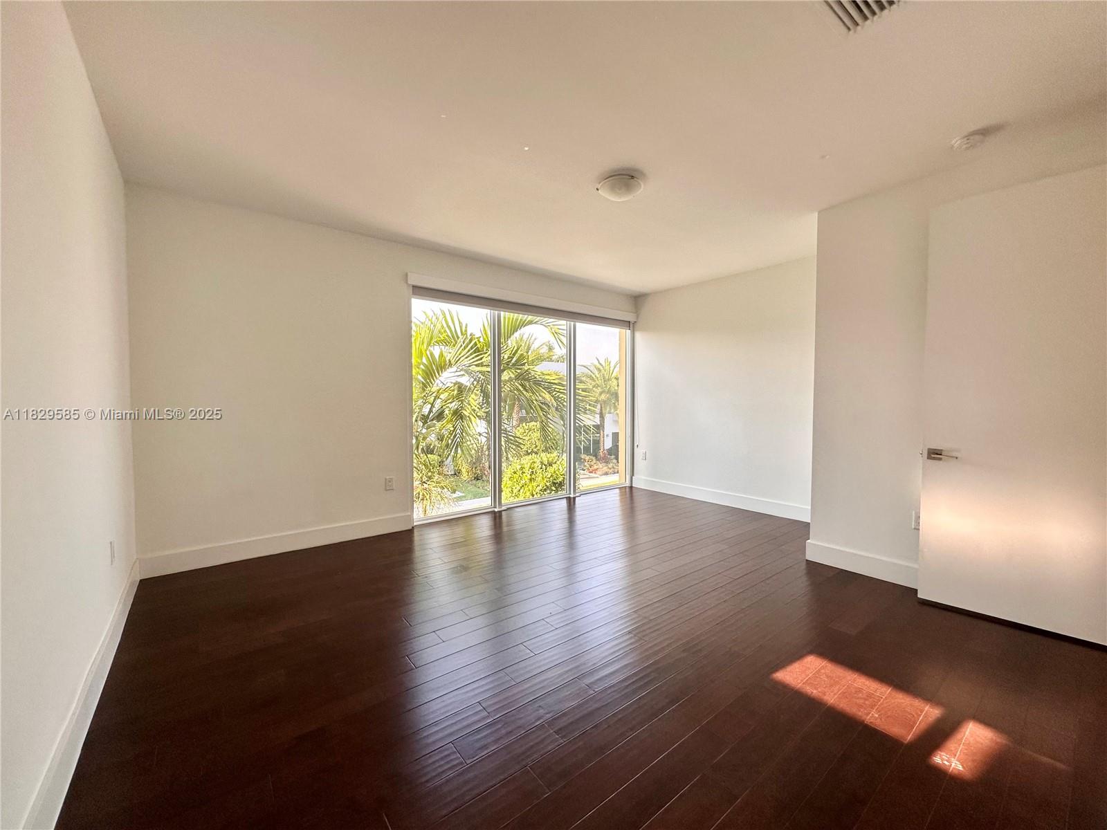 10258 NW 74th Ter Doral, FL 33178