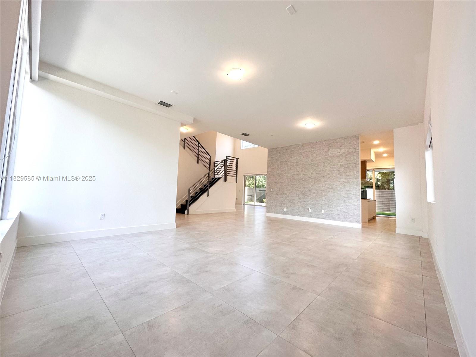 10258 NW 74th Ter Doral, FL 33178