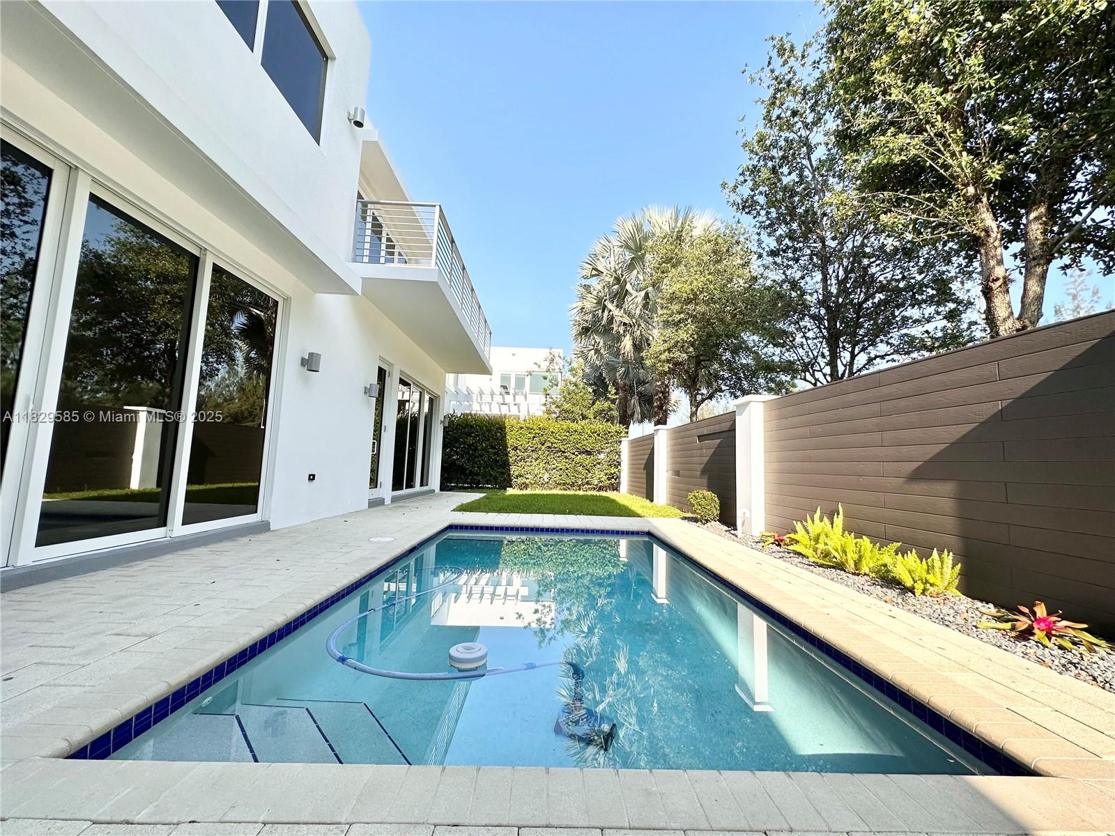 10258 NW 74th Ter Doral, FL 33178