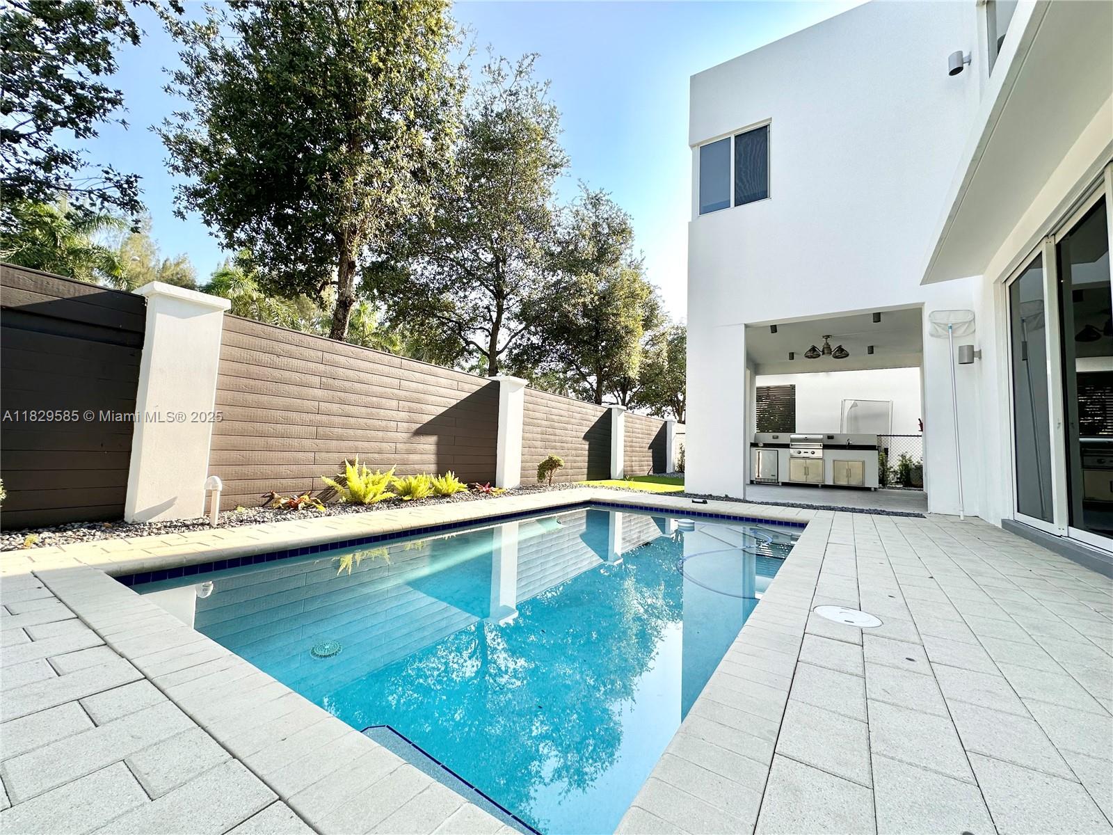 10258 NW 74th Ter Doral, FL 33178