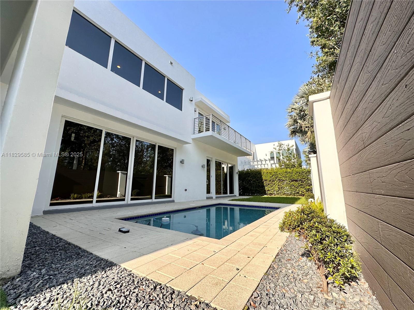 10258 NW 74th Ter Doral, FL 33178