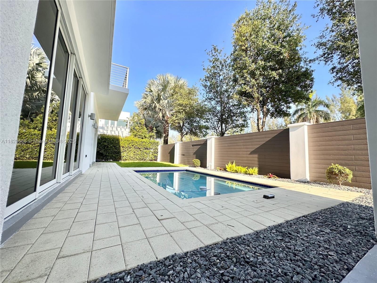 10258 NW 74th Ter Doral, FL 33178