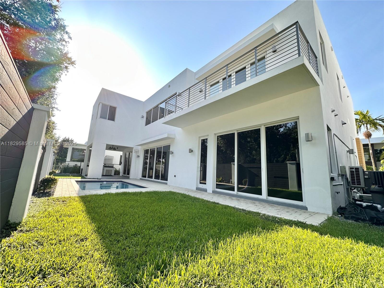 10258 NW 74th Ter Doral, FL 33178