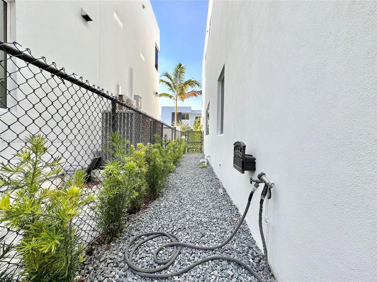 10258 NW 74th Ter Doral, FL 33178