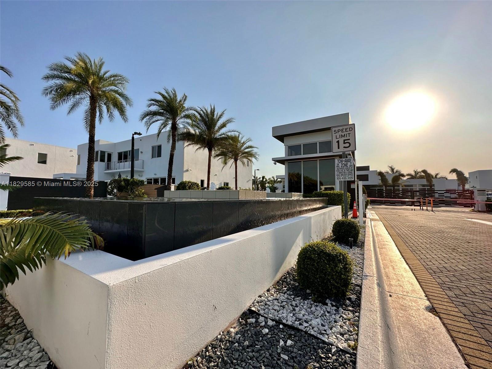 10258 NW 74th Ter Doral, FL 33178