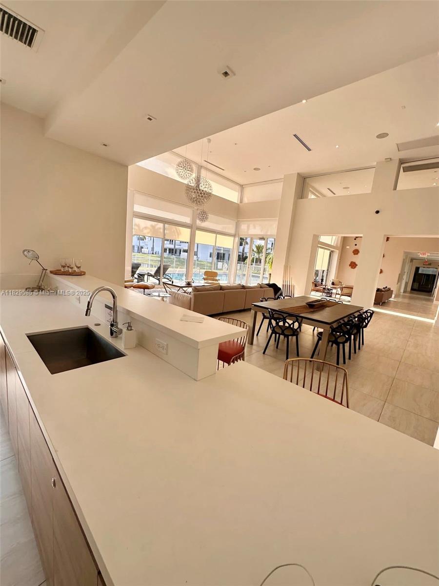 10258 NW 74th Ter Doral, FL 33178