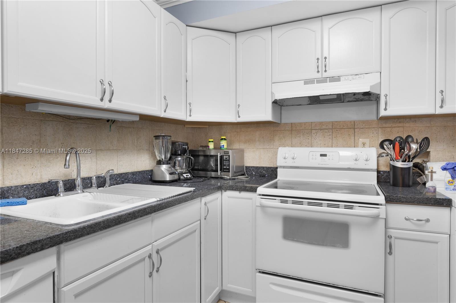 image Winston Towers 700 Condo14