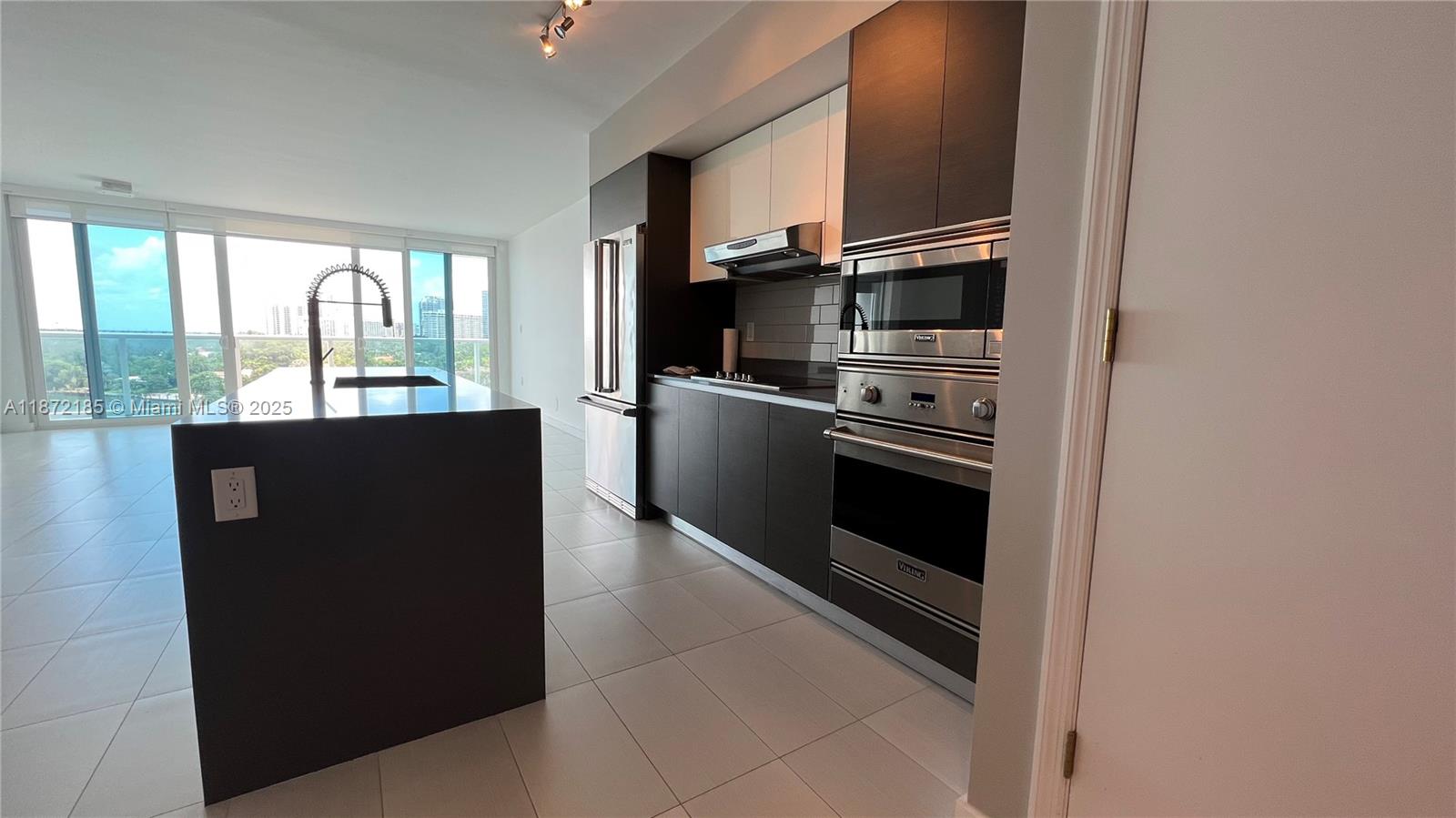 9821 E Bay Hbr Dr #904 Bay Harbor Islands, FL 33154