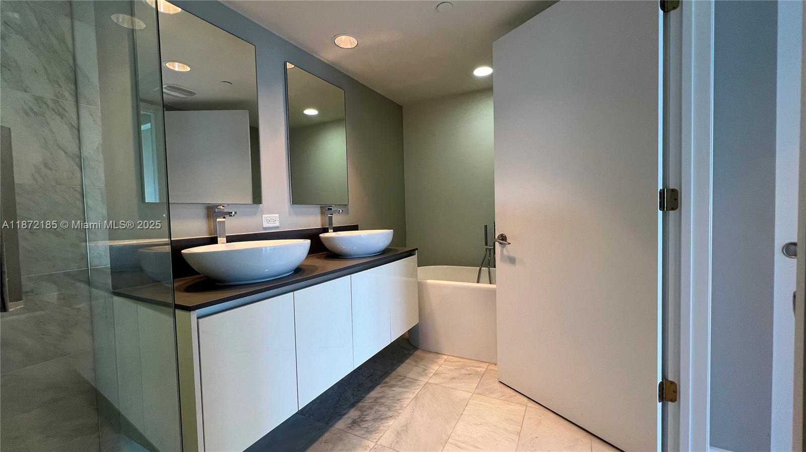 9821 E Bay Hbr Dr #904 Bay Harbor Islands, FL 33154