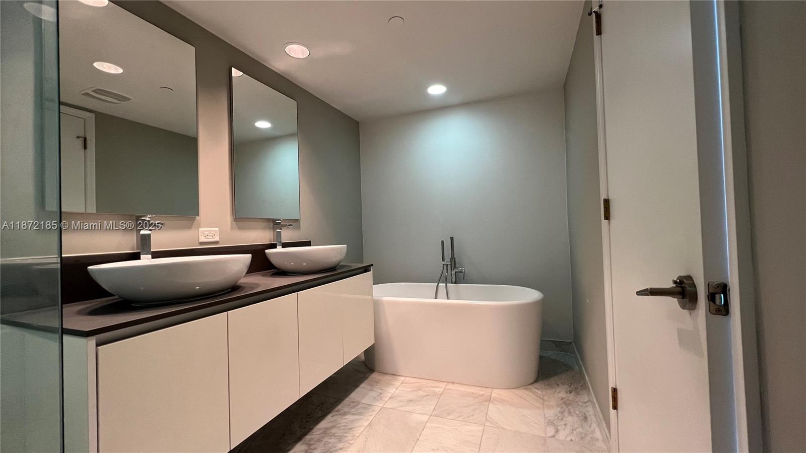 9821 E Bay Hbr Dr #904 Bay Harbor Islands, FL 33154