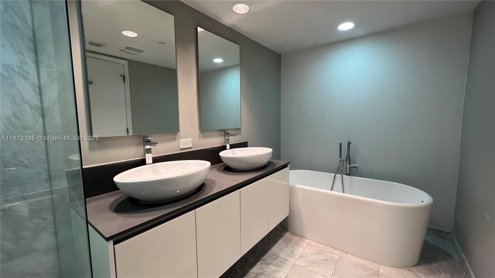 9821 E Bay Hbr Dr #904 Bay Harbor Islands, FL 33154