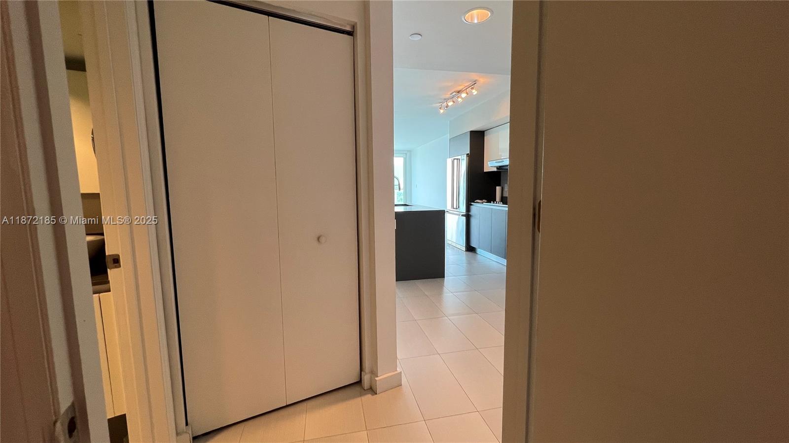 9821 E Bay Hbr Dr #904 Bay Harbor Islands, FL 33154