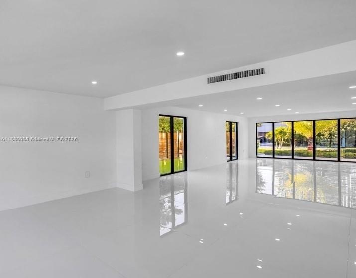 406 Holiday Dr Hallandale Beach, FL 33009