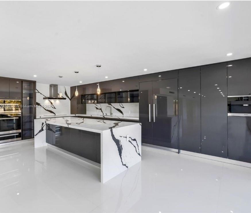 406 Holiday Dr Hallandale Beach, FL 33009