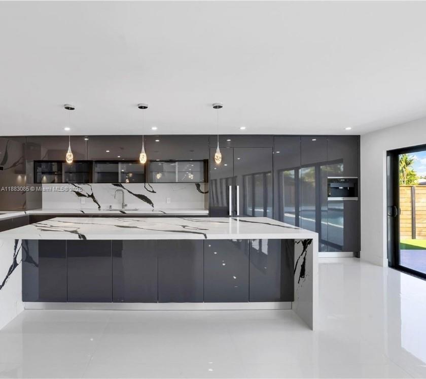 406 Holiday Dr Hallandale Beach, FL 33009