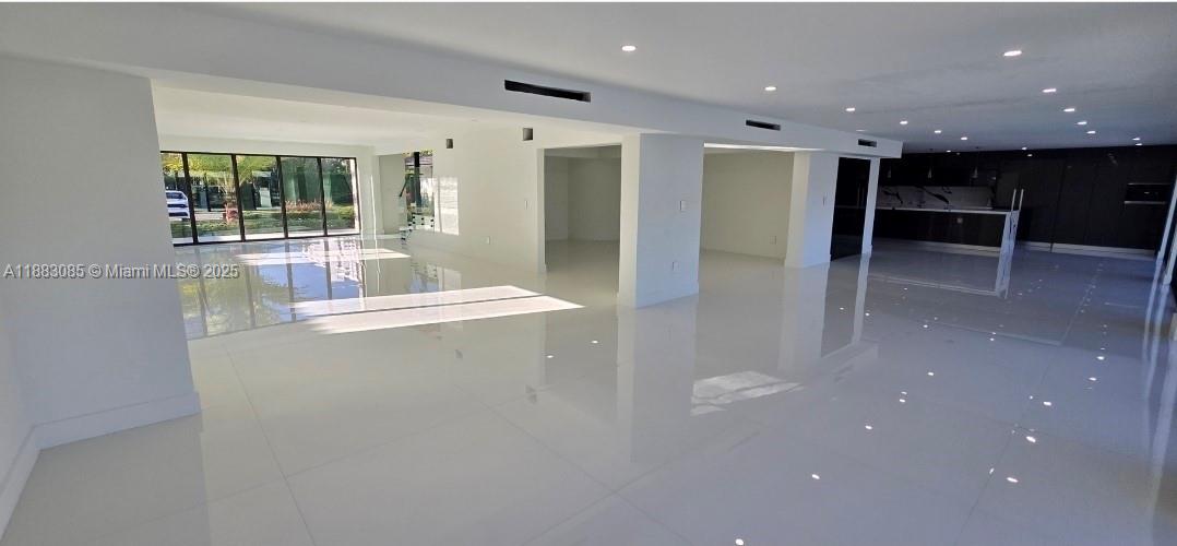 406 Holiday Dr Hallandale Beach, FL 33009