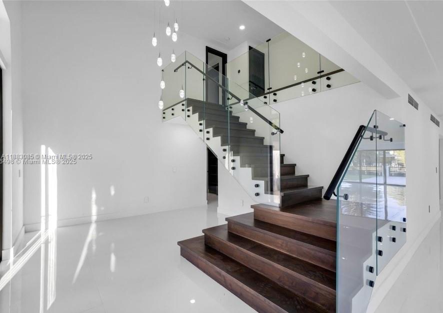 406 Holiday Dr Hallandale Beach, FL 33009