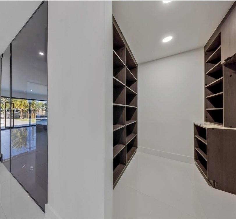 406 Holiday Dr Hallandale Beach, FL 33009