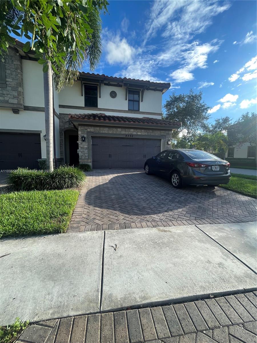 9596 N Town Parc Cir N