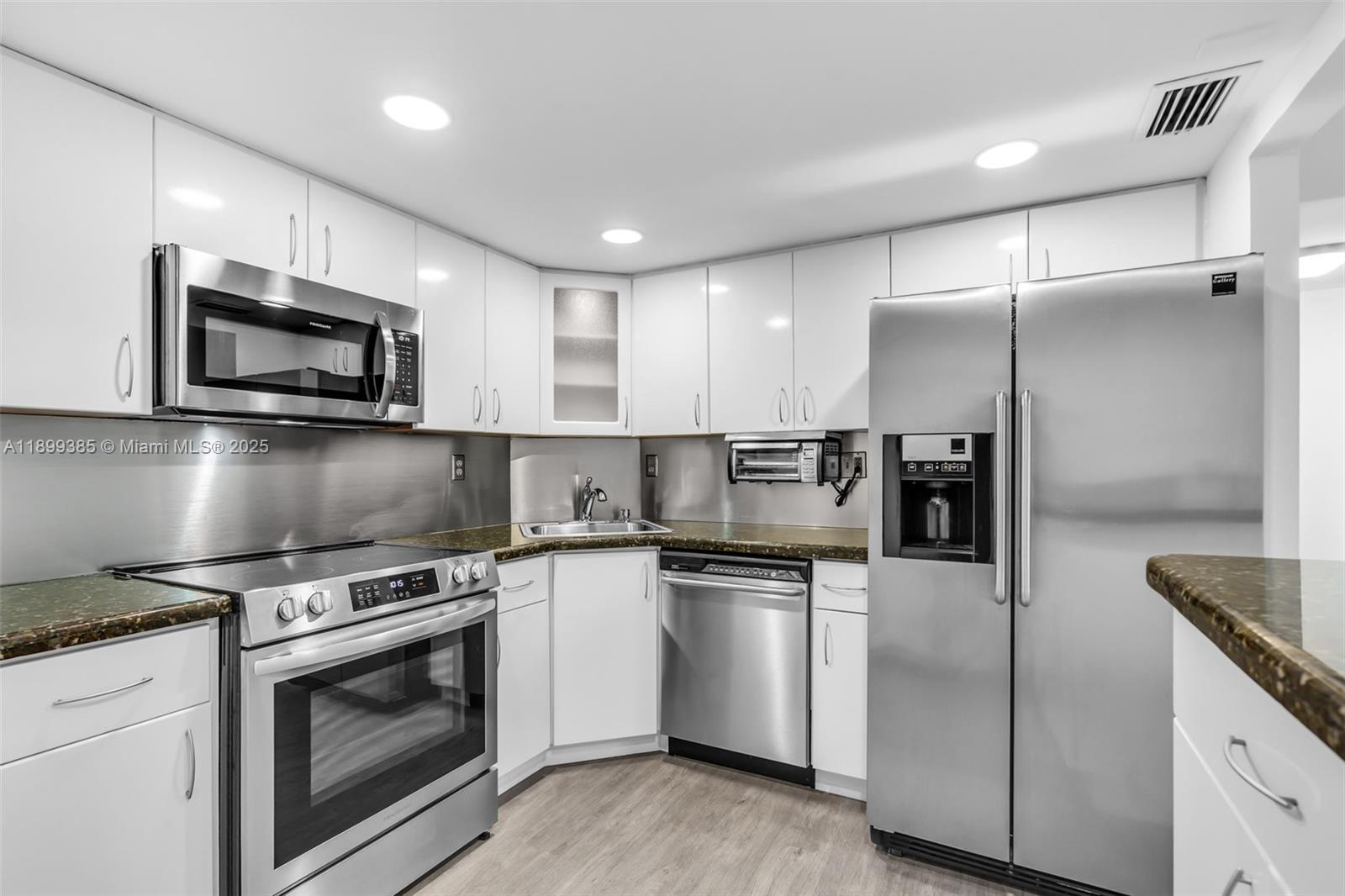 image Brickell Bay Club Condo10