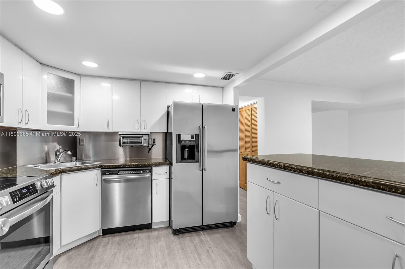 image Brickell Bay Club Condo11