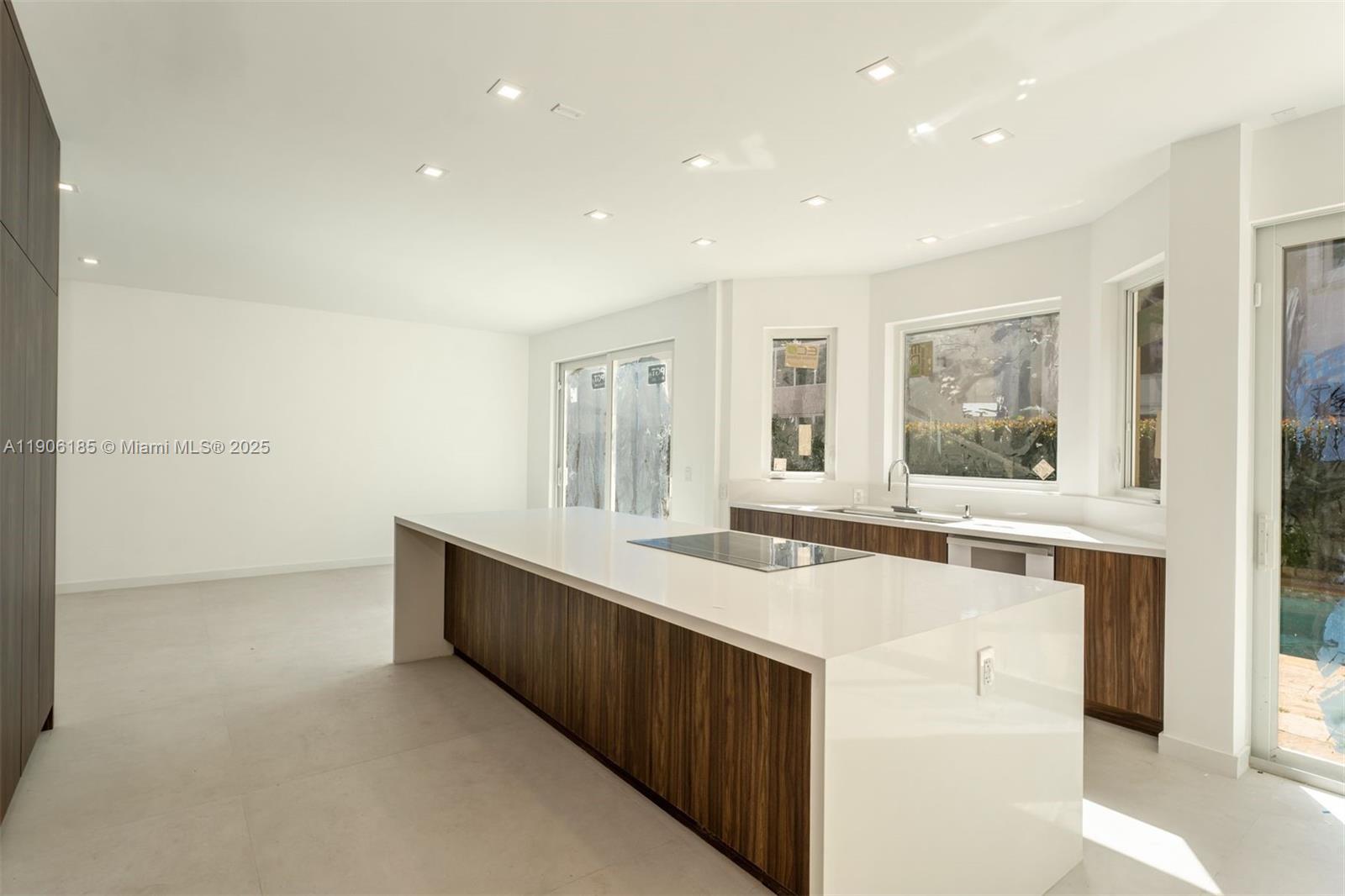 3944 NE 194th Trl Sunny Isles Beach, FL 33160