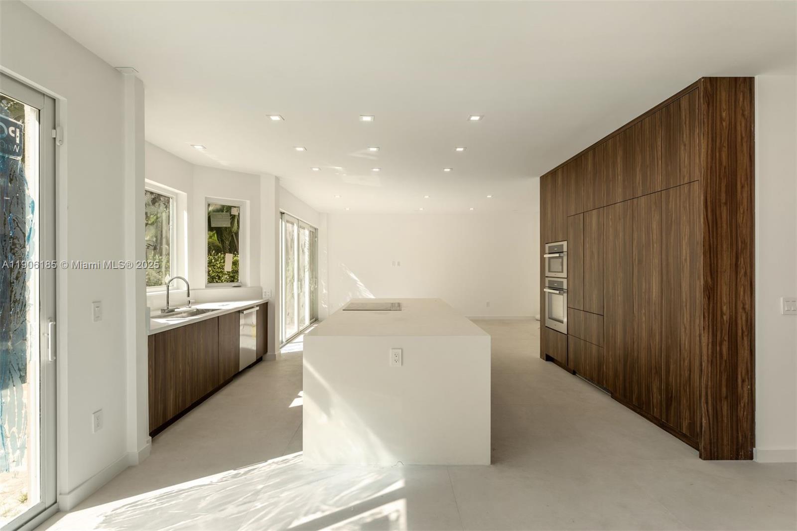 3944 NE 194th Trl Sunny Isles Beach, FL 33160