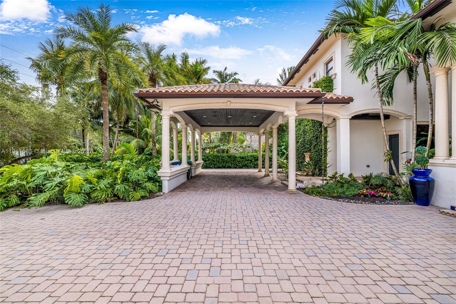 7030 SW 72nd Ct Miami, FL 33143