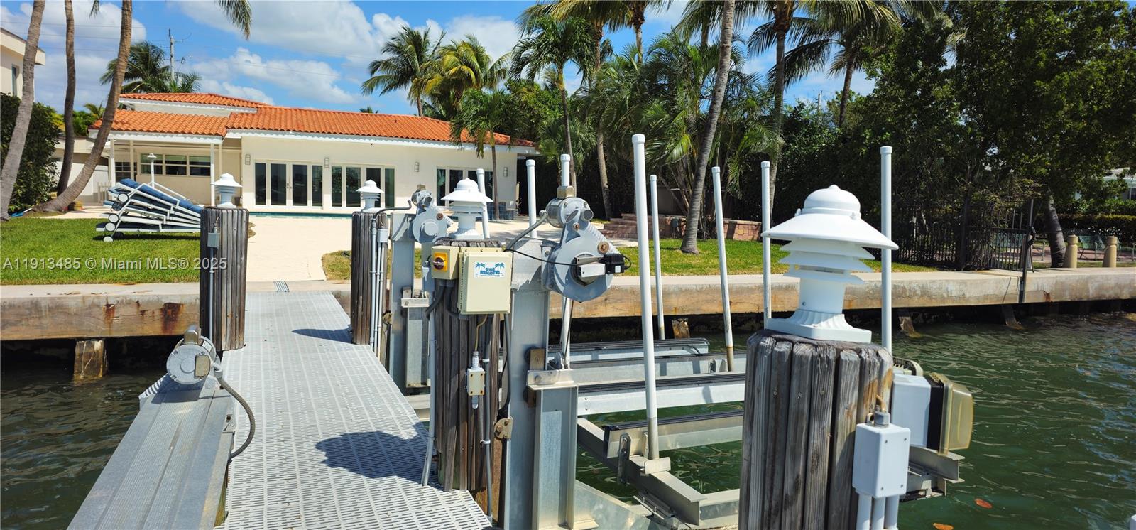 1700 Bay Dr Miami Beach, FL 33141