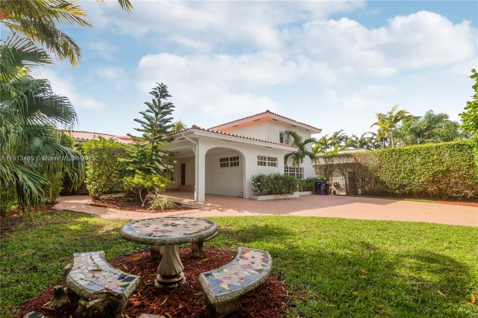 1700 Bay Dr Miami Beach, FL 33141